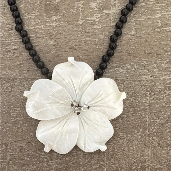 Elegant Black and White Floral Necklace - Picture 2 of 3
